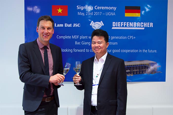 Christian Dieffenbacher (miembro de la Junta Directiva, Dieffenbacher) y Dang Quoc Lich (Presidente de la Junta Directiva, Thien Lam Dat JSC).