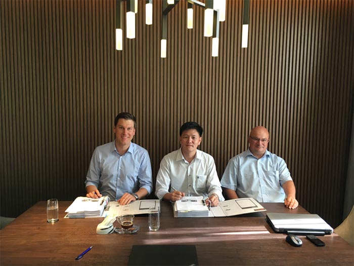 Signing of the contract in Surat Thani. From left: Christian Dieffenbacher (Member of Corporate Management at Dieffenbacher), Sontaya Sirianuntaphat (Managing Director of S.P.B. Panel Industries Co. Ltd.), Holger Ries (Sales Manager at Dieffenbacher)